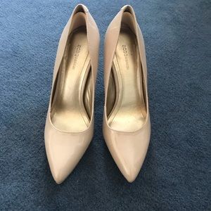 Nude pumps